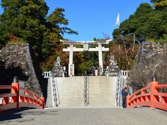 武田神社の入口です
真っ青な空
白い鳥居
赤い朱塗りの橋のコントラストが美しいで賞☆