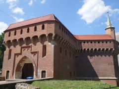 まずは、旧市街の砦、「バルバカン」。

この円形の砦は15世紀に建てられたもので、今ではヨーロッパに3か所しか残っていない珍しいものだそうです。