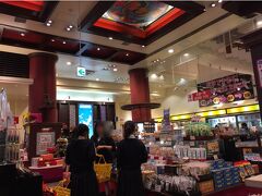 翌日は前夜から熱のあった生徒を待機させるために、ホテル移動日だったので国際通りのお菓子御殿でホテルに入れる時間まで待機という事で喫茶のところでしばらく座って待っていました。

生徒さんは微熱なのでうろうろしたくてジリジリです。店内で買い物を済ませるようにさせて可哀想でしたがゆっくりしてもらいました。

横になれるような場所を確保してもらったのにそれは嫌だというので喫茶店でゆっくりしていろんなおしゃべりをして楽しかったです。

担任の若い先生も一緒にいてくれたりして、息子より若い先生だったので子供の様で生徒さんとのやり取りが漫才の様で面白かったのが印象的。
息子も慕っていた若い先生がいたなぁ…と思い出しました。