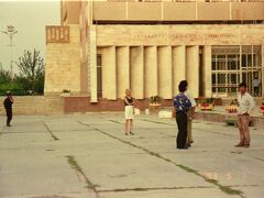 アムダリヤ川の下流域のカラカルパク共和国。1991年のウズベキスタンの独立後、1992年にカラカルパクスタン自治共和国に改組された。首都はヌクス。