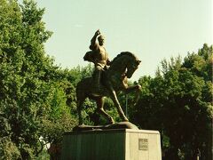 ウズベキスタンの首都タシケントの街のティムール広場。
帝国の祖、チムールの馬上像です。