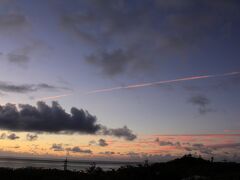 二日目はオプショナルツアー参加のため午前５時半起床。

街中のホテル滞在ならお迎え付きなんですが、田舎のペンション滞在なので自分たちで離島ターミナルまで行かなくてはなりません。

早起きしたおかげで太平洋に昇る朝日を見ることができました。

日の出前、飛行機雲が朝焼けに染まっていました。