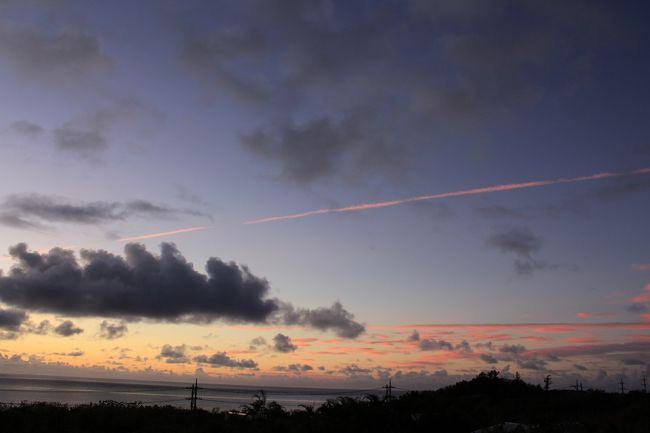 二日目はオプショナルツアー参加のため午前５時半起床。<br /><br />街中のホテル滞在ならお迎え付きなんですが、田舎のペンション滞在なので自分たちで離島ターミナルまで行かなくてはなりません。<br /><br />早起きしたおかげで太平洋に昇る朝日を見ることができました。<br /><br />日の出前、飛行機雲が朝焼けに染まっていました。