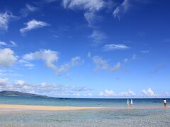 高速で走るボートのため酔いませんでした。

まず最初に来たのは幻の島・・・と言われる浜島です。

竹富島と小浜島の間にあって、引き潮の時だけ現れる島です。

潮がもっとも引いた時は約２００ｍになるそうです。

結婚式もあげたりするそうです。