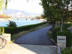 相生橋の川上、左岸

一寸、広島城から離れていると思いつつも
旧太田川（本川）沿いを歩いて・・・
