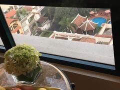 部屋（１５階）から一階のジムとプールを見下ろす。