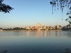 走ってみると。ハノイでは犬の散歩は、放し飼いで、歩道は犬のフンがいたるところにあります。ちょっと無理かなという感じで。