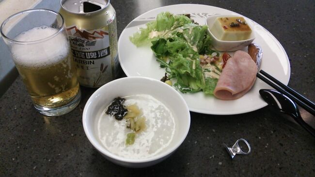 取りあえずラウンジでさくっと朝食。