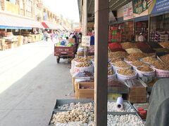 さらに東に進み、橋を渡ると大きなバザールがあります。