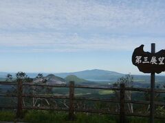 道路に沿って駐車スペースがあります。
摩周湖へは道路を横断するので交通に気を付けて。