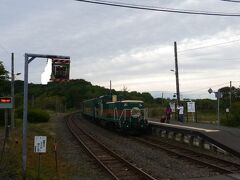 このまま釧路に向かうこともできたが、塘路駅でくしろ湿原ノロッコ号に乗り換え。
観光案内を聞きながら湿原を眺めて行こう。