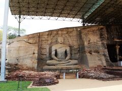 そしてついにガル・ヴィハーラに到着。

そこには巨大な一枚岩に彫られた見事な仏像が。