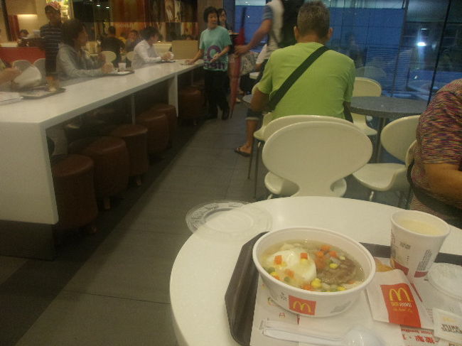 香港のマクドの朝メニューで食べたくなるのは、このスープみたいな奴です。何か野菜もたっぷり入っていて、ヘルシーなイメージがあって、しかもホットミールなのが嬉しい！　日本でも扱って欲しいメニューの一つです。<br /><br />しかも朝メニューではドリンクに豆乳が選べるようにもなっているんですよね。コーヒーに飽きた方は是非、ソイミルクをオーダーしてみて下さい。<br /><br />因みに、セットメニューで30.8HK$（約460円）もしますので、お値段的にはお得感はないですが…。