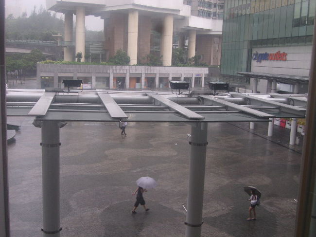 外は相変わらずの雨模様。<br /><br />完全にやる気をなくします…。<br /><br />御存じのように香港の電源プラグは三又のタイプですが、今回は米国がメインの旅ということもあって、そのアダプターを持って来ておらず、香港では充電を出来ないまま過ごすことになりました。PCのバッテリーがなくなってしまうまで、マクドに居座りましょう…(-_-;)。