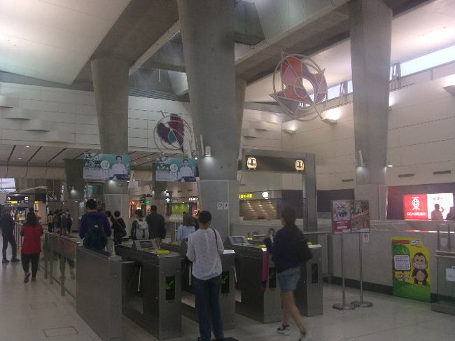 改札口の様子。<br /><br />本当はお天気が良ければ、九龍方面に向かうことも考えたんですけどね…(-_-;)。