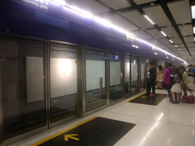 チェックイン後は結局同じコンコースへと移動するみたいですけどね…。