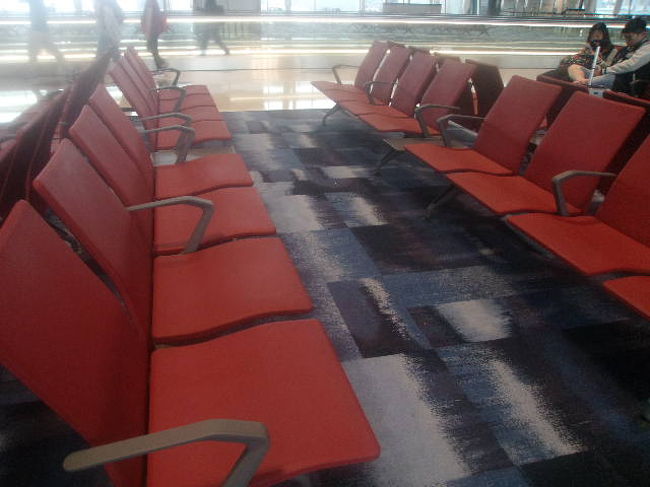 待合ブースも座席が豊富でとても快適です。