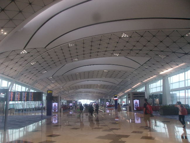 LCC利用でもHKG発は快適さという意味ではかなりお勧めできそうですね。<br /><br />ただ、UOの場合は、冒頭にも記させて頂いた通り、怪しげな空港建設料みたいなのが徴収されているので、微妙な気持ちにもなりますが…。