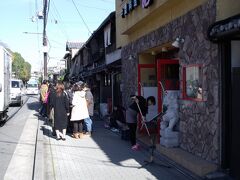 山元麺蔵には長蛇の列
手前の中華やさんはケツまくっています。
