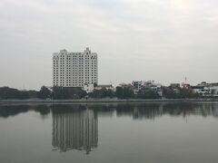 さて、最終日です。旅行に来るとランニングをしたくなるので不思議です。おかげで健康です。シェラトンハノイホテルを見ながら近くのショッピングセンターまで行ってみます。