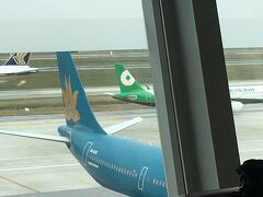 茶売さんはフォーやお寿司を食べて昼食がわりになりました。私は、機内食とのバランスを考えてお寿司だけちょっと食べました。