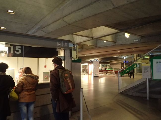 例のごとく列車の時間を調べることもなく出発。<br />ポルト方面に向かうには昨日降り立ったサンタ・アポリーニア駅でもいいのだけれども、オリエンテ駅発の列車の方が多いと言うような趣旨が書いてあったので、地下鉄のレッドラインに乗り換えてオリエンテ駅に向かう。<br />そこで開いていた窓口でコインブラまで２等でと伝えたつもりなのだが、あっちへ行け！<br />みたいな対応をされた。<br />どうなってるのか分からない。