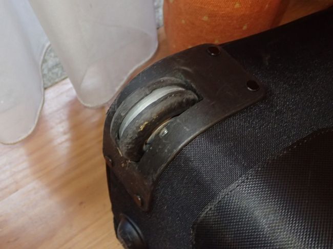 ところが問題発生！<br />急に重くなったと思ったら、長年使ってきたキャリーが爆裂したのだ。