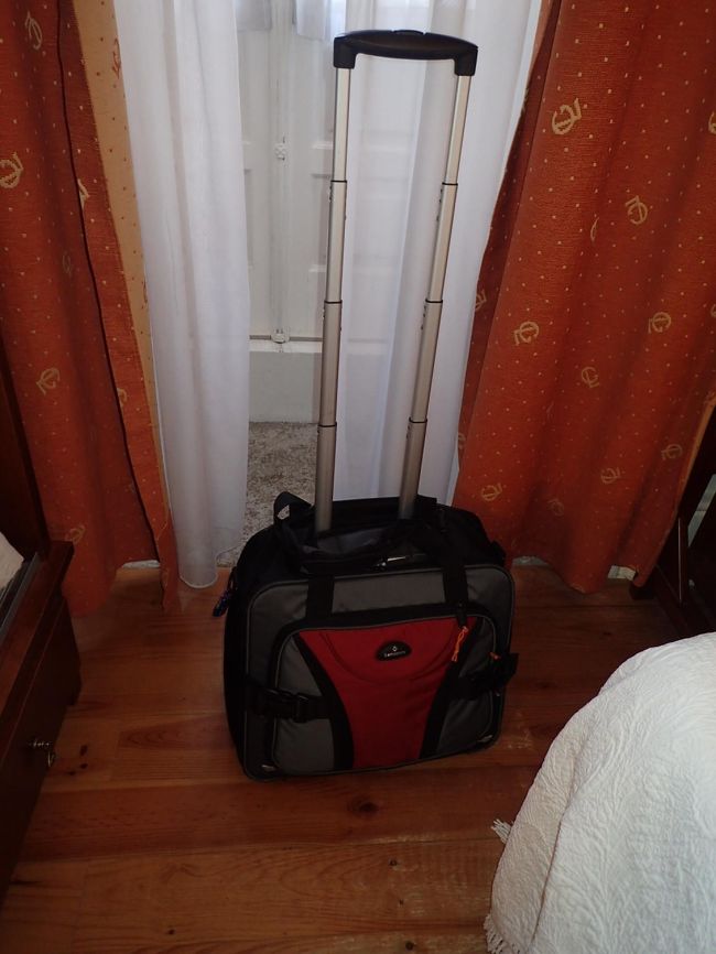 かれこれ２０年以上使ってるかな～<br />小さなキャリーなので肩掛けバッグとして使えるので、何とかなるのだけど、不便なことには違いない。