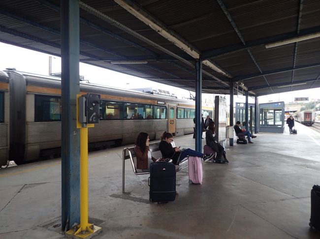 コインブラに到着。<br />コインブラ大学の街だけに学生が多い？<br />悪いことに雨脚が強くなってきた。