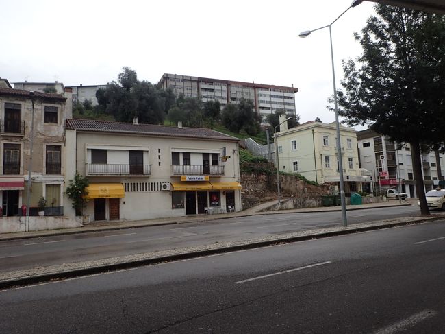 駅を出てみたが、どうも雰囲気が違う。<br />どうやらコインブラって駅は、他にもあって、コインブラＡって駅なら徒歩で回れるらしい。<br />降り立った駅はコインブラＢ、タクシーに大学まで幾らぐらい掛かるのか尋ねると５～６０ユーロだと、雨は降るしタクシー往復の代金を考えると諦めようかなぁ～<br />と、ヘタレの爺さんに！