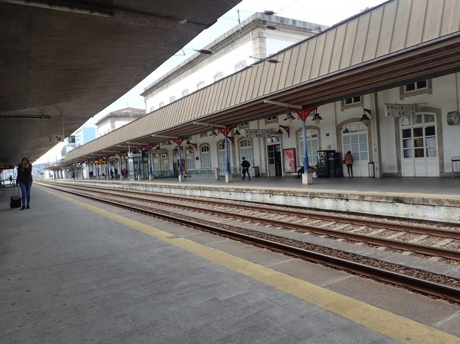 ポルトのカンパニャン駅に着いたけど、これからどうすりゃいいんだ？<br />駅員らしき人にエクスキューズミーと声を掛けようとすると、意識的に知らん顔をしてるように離れて行く。