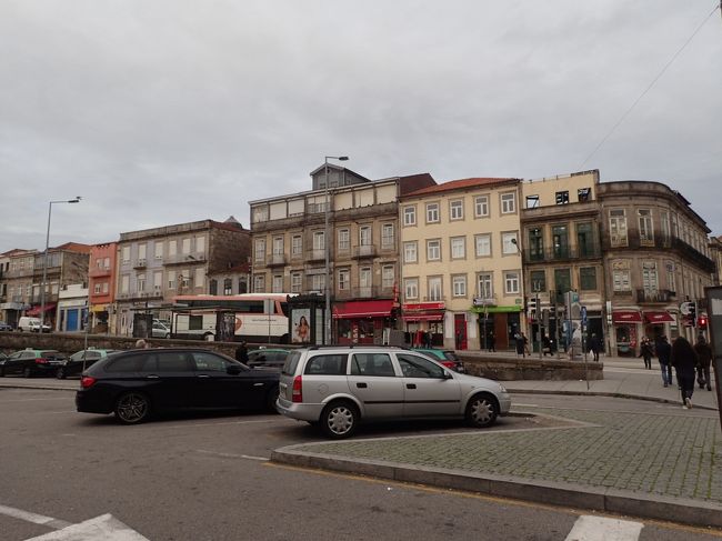 構内の地図を見ながらインフォメーションを探したが、何と無人の単なる掲示板！<br />駅の外に出てみるも情報は得られない。<br />何とかサンベント駅までの列車のホームを突き止め乗車。