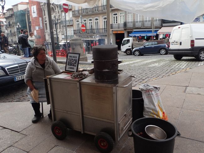 何だか当たり前にある露店。<br />栗かな？