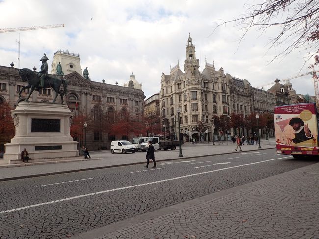 リベルターデ広場の大通りを行くと