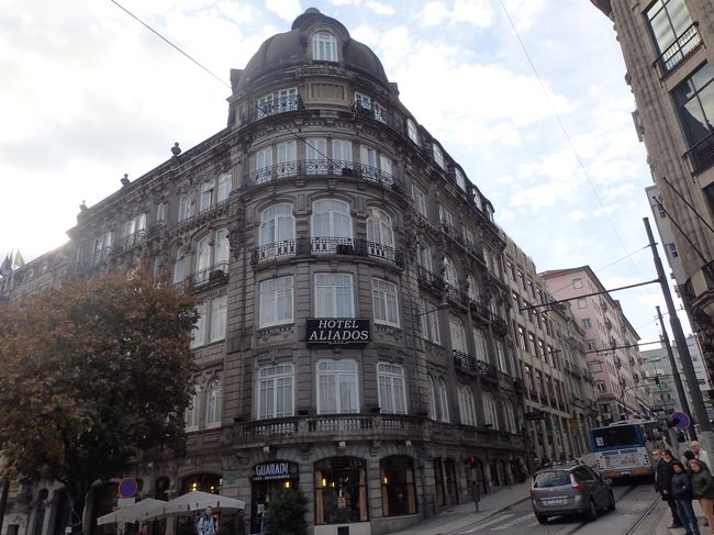 何とすぐにホテル。<br />評判では立地最高、部屋汚い。とあったが・・・