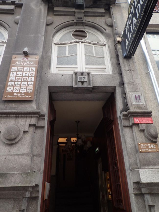 1階がレストランになってるので、ホテルの入り口は横に。