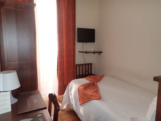 掃除はできてるし、汚いとは思わないけど、狭い！<br />丁度ビジネスホテルの感覚かな。<br />今回はシングルの部屋なので仕方がないかな。<br />5000円と安価だったし。<br /><br />まぁ、歴史的建物なので、フロアーではビー玉はおろかドッジボールも転がりそうな歪みが有りました。