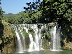 台湾のナイアガラ「十分瀑布」

「十分駅」から歩いて約15分の場所にあります。。台湾最大の滝で、幅約40メートルに渡って半円に広がるカーテン型の滝はその姿形から「台湾のナイアガラ」と呼ばれています。