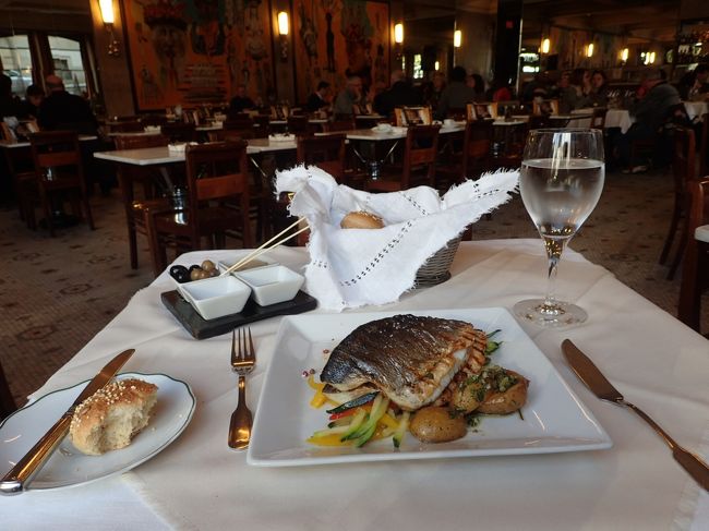 午後３時頃になってたけど、昼食を食べた無かったので、1階のレストランに入ってみた。<br />曜日代わりのランチを注文したけど、丁度その魚が品切れとのことで、同じ料金でシーバスを出せるので代替えとして提案されたのでＯＫした。<br />今、この記事を書くのにガイドブックを見て知ったんだけど、このお店は老舗の有名店で、ガイドブックにも紹介されてる。どうりで、いつもお客さんが一杯入ってる訳だ。