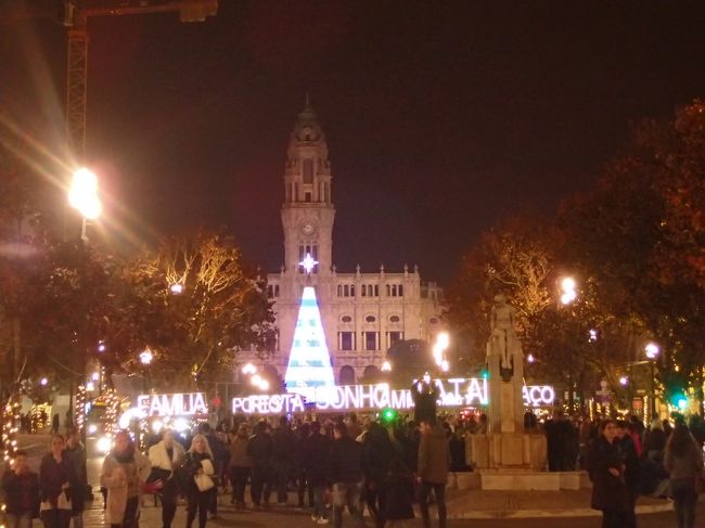 広場は華やかな雰囲気で盛り上がっていた。