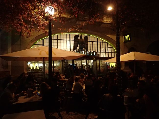 マクドナルドも大勢の人<br />夜半を過ぎても人通りが途絶えることは無かった。