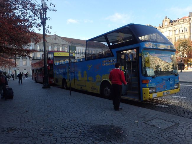 すでにイエローバスのチケット（１３ユーロ）を購入してるけど、イエローだけ来ないよ。<br />イエローバスは２コースあって、ヒストリカルコースとキャッスルコースがあり、ヒストリカルコースがリベルターデ広場からスタートするはず・・・