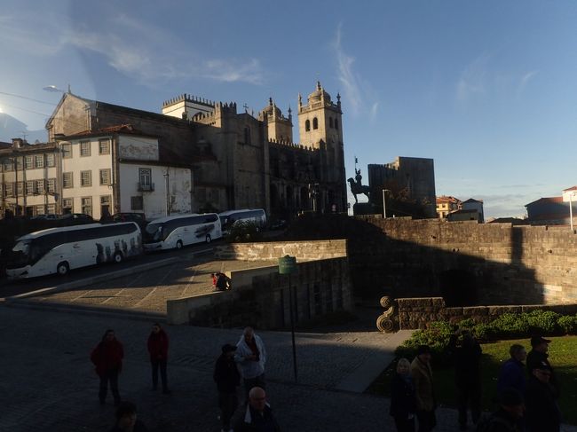 始発のバスは乗客も少なく３人だけ。<br />２階の一番前の席をゲット、日本語のイヤホンガイドも正常に機能してる。<br />広場からサンベント駅周辺を経由してカテドラルへ