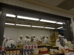 最終日は「小籠包」の名を知らしめた有名店「鼎泰豊」に・・

入口はすごい人、人、ひと・・！

文句なくおいしかったです。(^^)/

