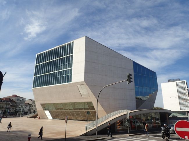 大きなロータリーを過ぎたら、変てこな容の音楽堂。