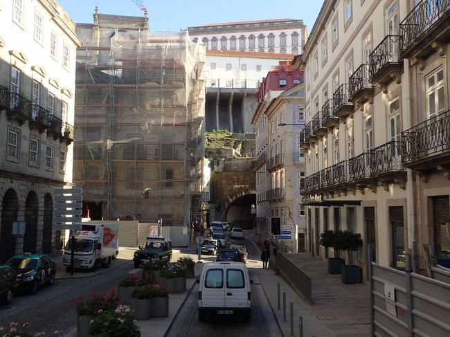 このトンネルを抜けてドン・ルイス１世橋を渡ります。