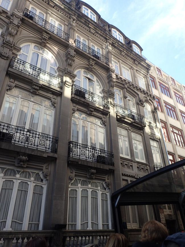 宿泊しているホテルの前も通ります。<br />丁度真ん中の左側（窓半分が僕の部屋）<br />ツインの部屋なら窓一つ分なんだろうな。