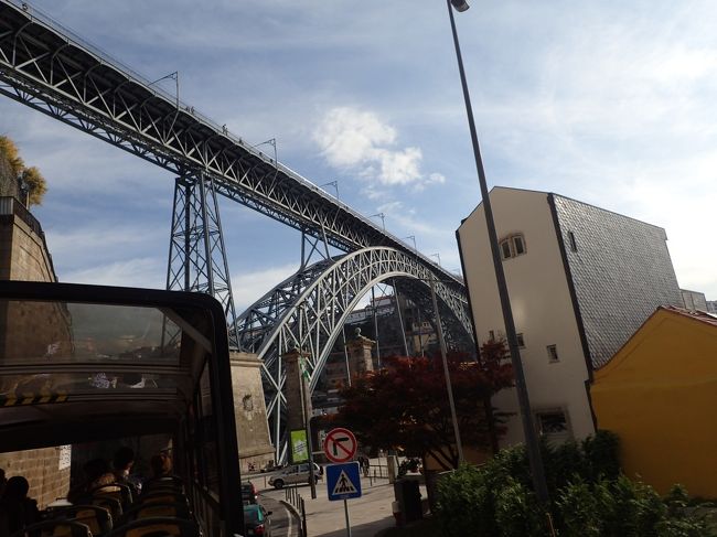 二重構造の橋になっており、下段が車、上段がトラム用になっている。