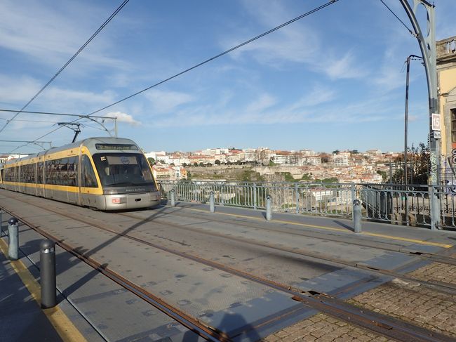 橋の上はトラムが走っているが、歩行者も歩けるようになってる。