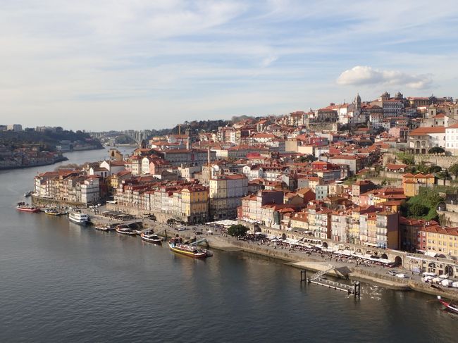 賑やかなポルトの街